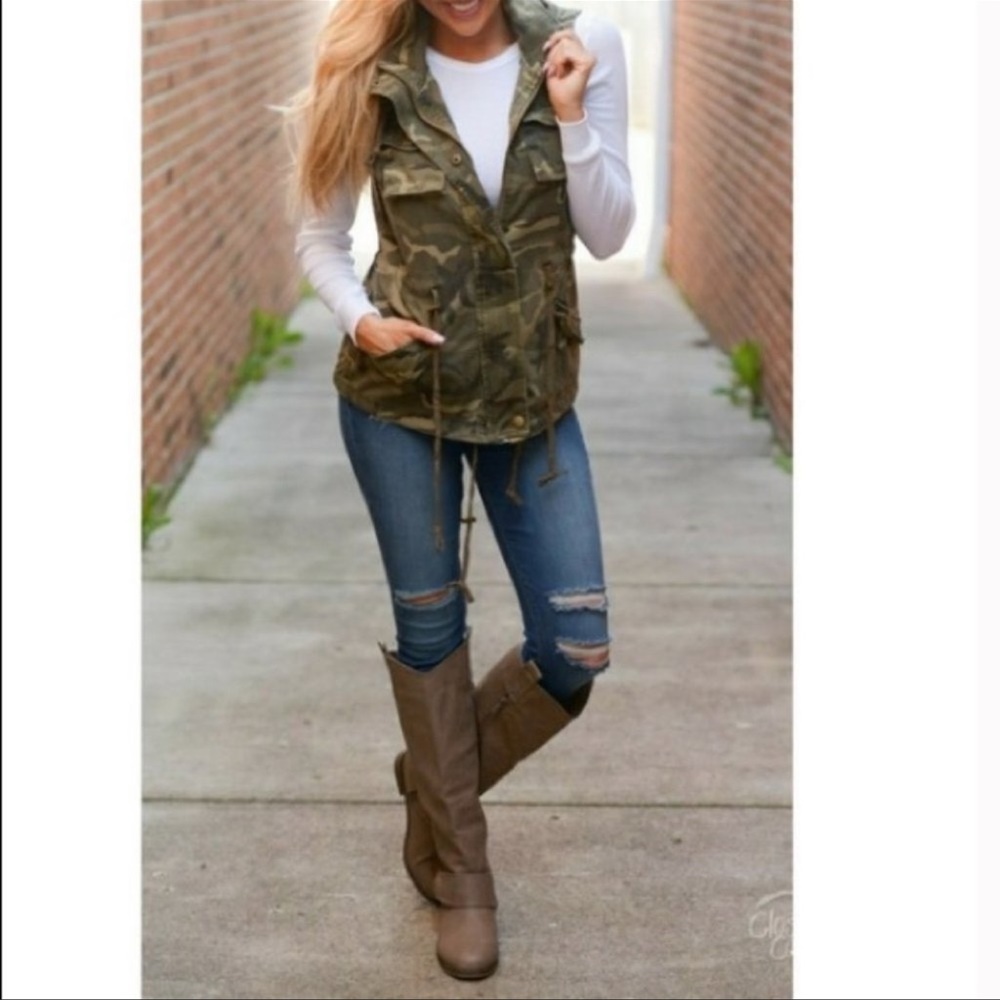 Camo Cargo Vest with hood NWT Sz M